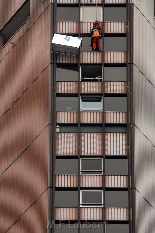 Gondel mit 2 Arbeiter blieb haengen Uni Center Koeln Luxemburgerstr P11.jpg